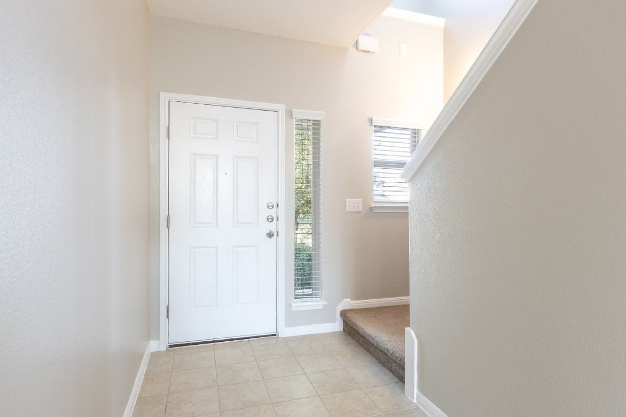 245 Pearl Way - Photo 4 of 30
