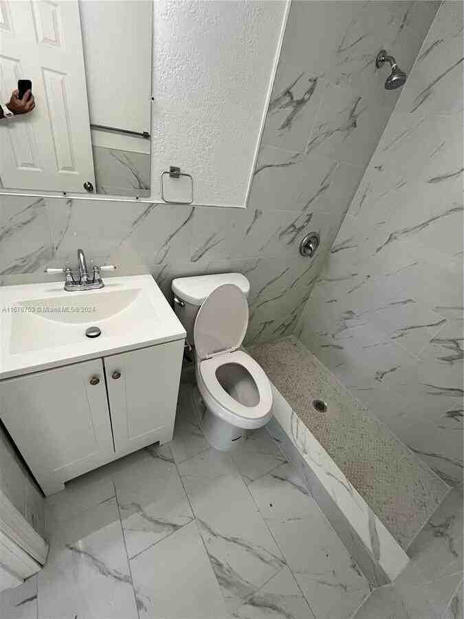 2770 Ne 4th St - Photo 2 of 22