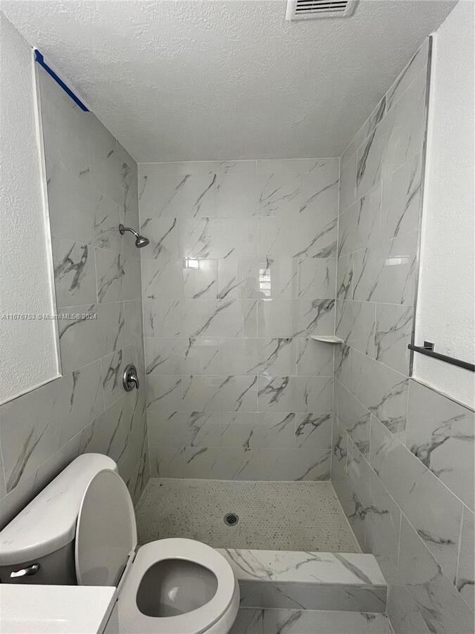 2770 Ne 4th St - Photo 3 of 22