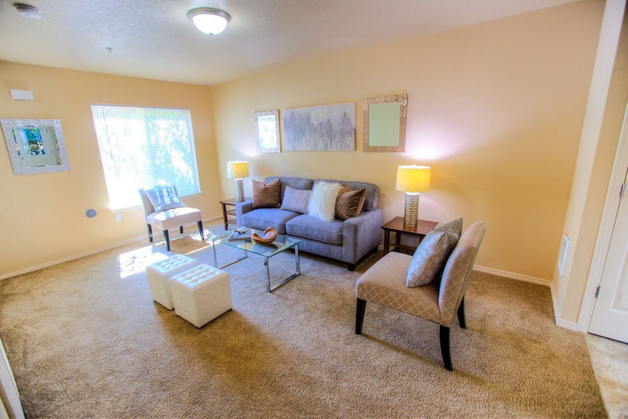 OAKHILL APARTMENTS - Photo 3 of 13