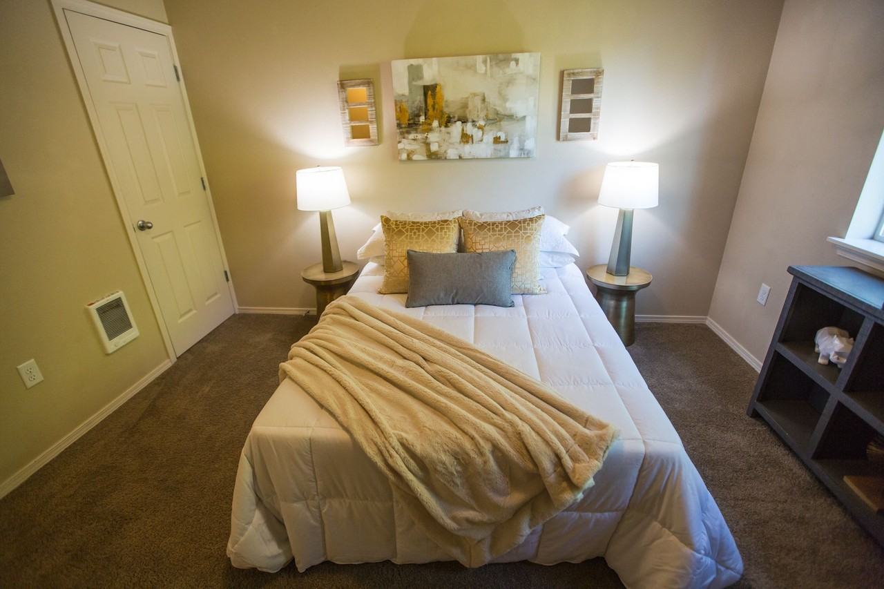 OAKHILL APARTMENTS - Photo 4 of 13