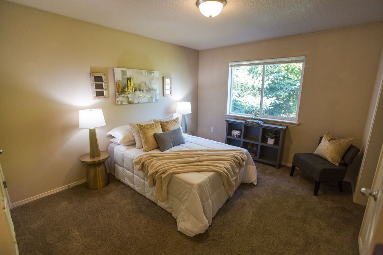 OAKHILL APARTMENTS - Photo 5 of 13