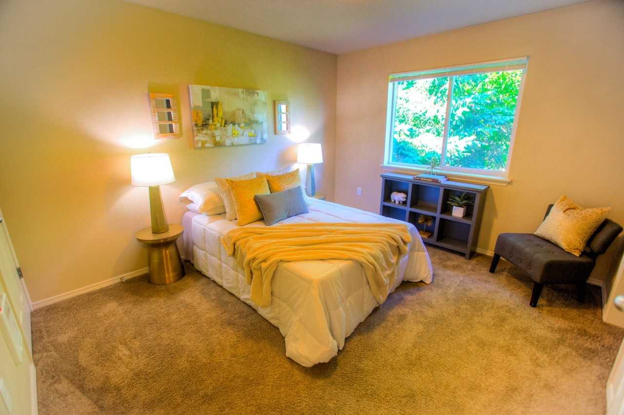 OAKHILL APARTMENTS - Photo 6 of 13