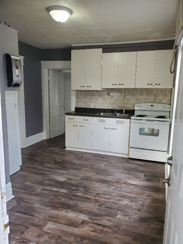 548 Beech St #B - Photo 3 of 12