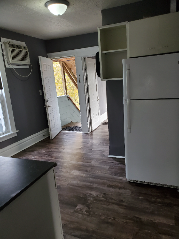 548 Beech St #B - Photo 4 of 12