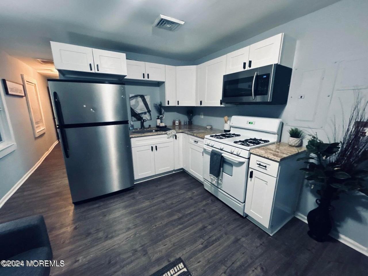 96 Raritan Ave - Photo 3 of 10