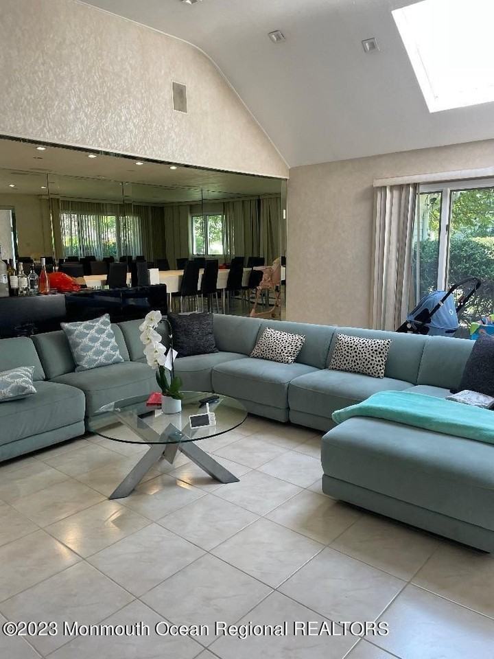 13 Dwight Drive, Oakhurst, NJ 07755 5 Bedroom Apartment for Rent