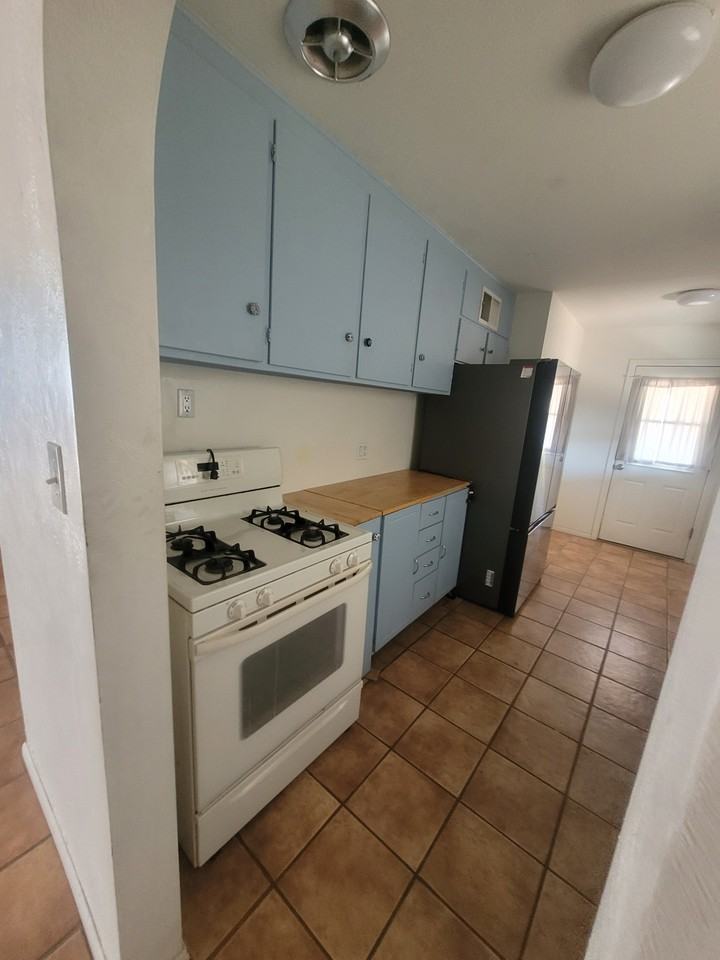 706 W 13th St - Photo 3 of 10