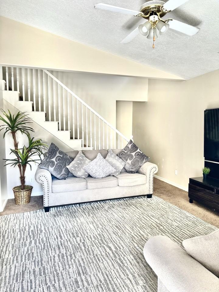 1630 Wn - Photo 2 of 5