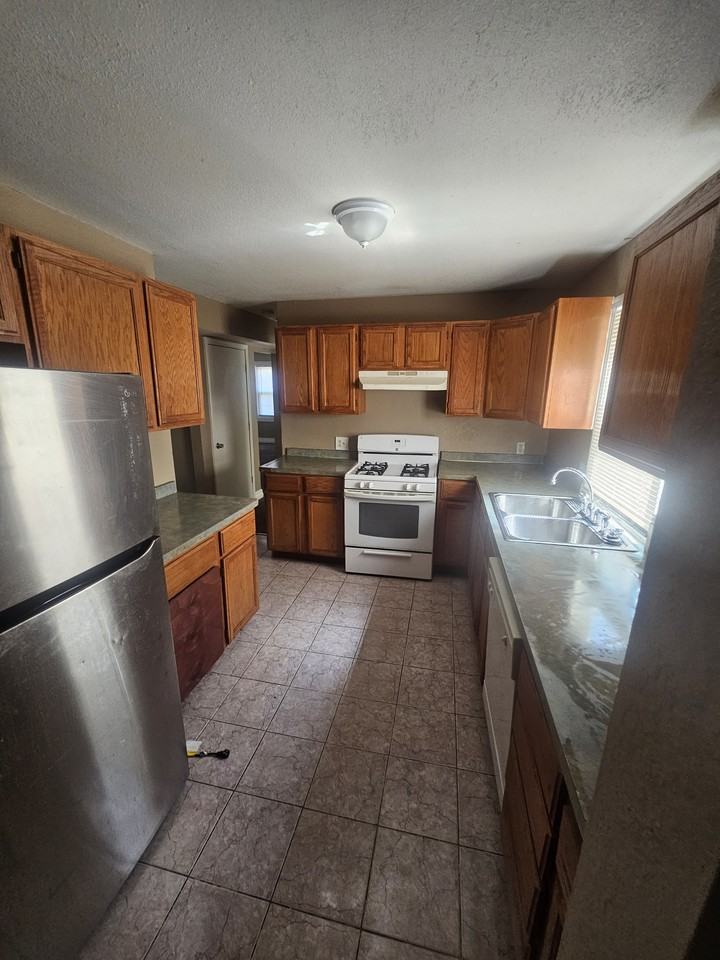 5211 E 40th St - Photo 2 of 10