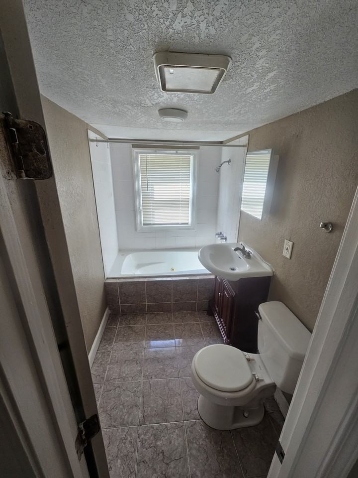 5211 E 40th St - Photo 5 of 10