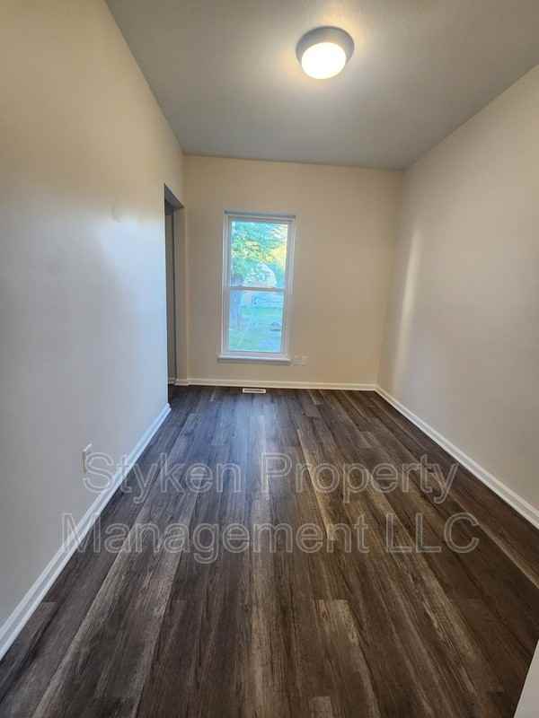 442 S Chicago Ave - Photo 3 of 12