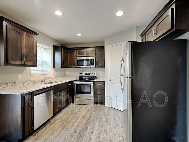 21724 Southcreek Ct - Photo 3 of 23