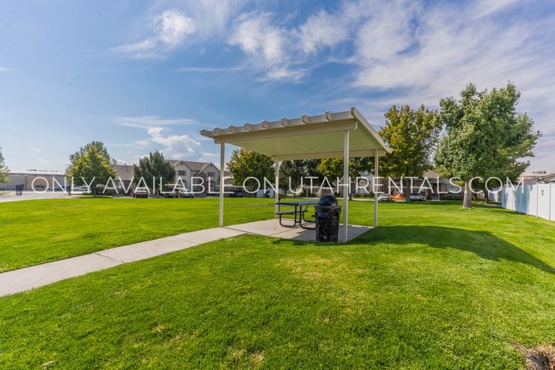 763 E St - Photo 6 of 31