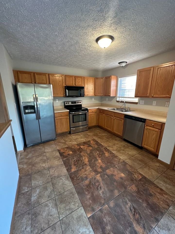 1828 Starks Cir - Photo 3 of 15