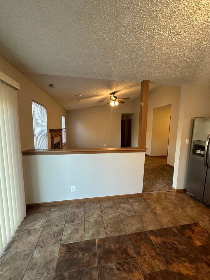 1828 Starks Cir - Photo 4 of 15
