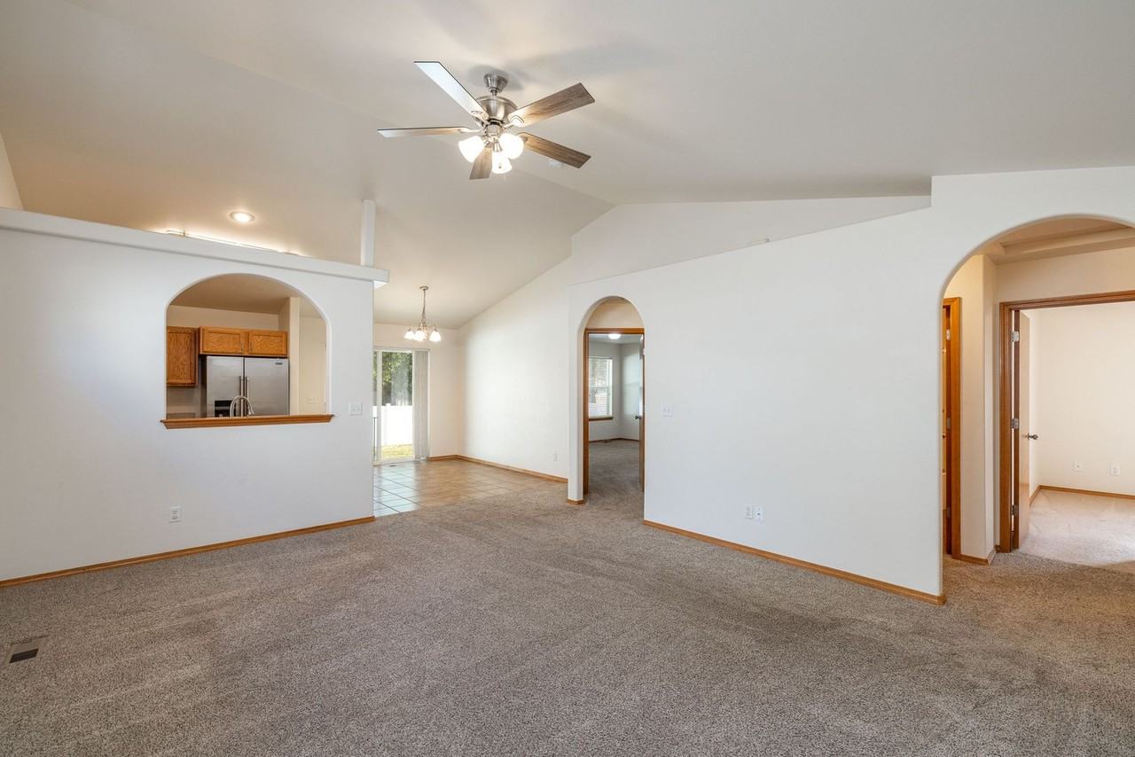 9422 N Oak St - Photo 2 of 17