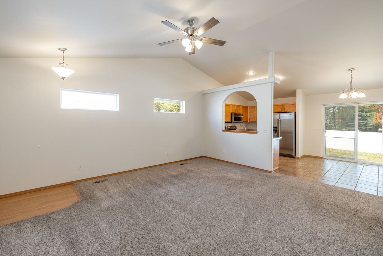 9422 N Oak St - Photo 3 of 17