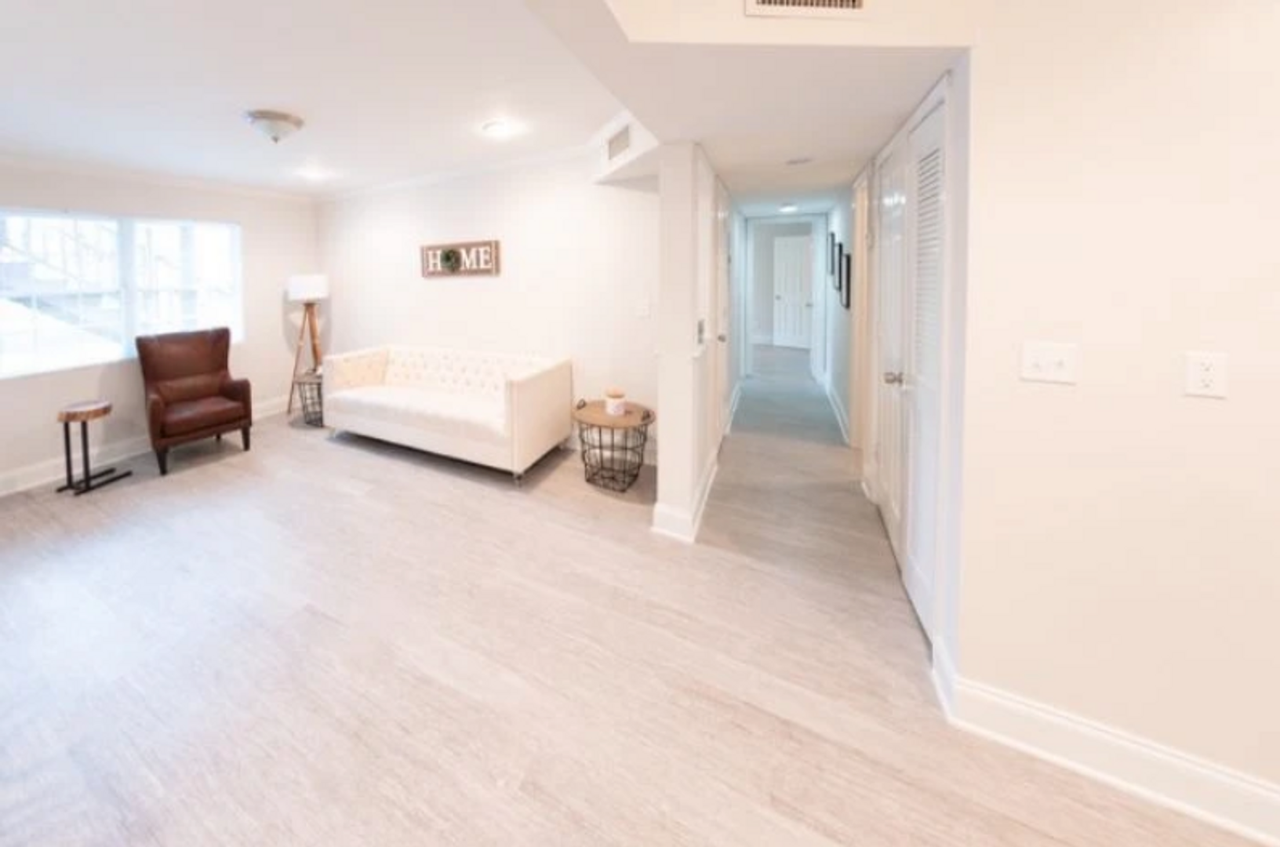 1090 Hollywood RD - Photo 2 of 18