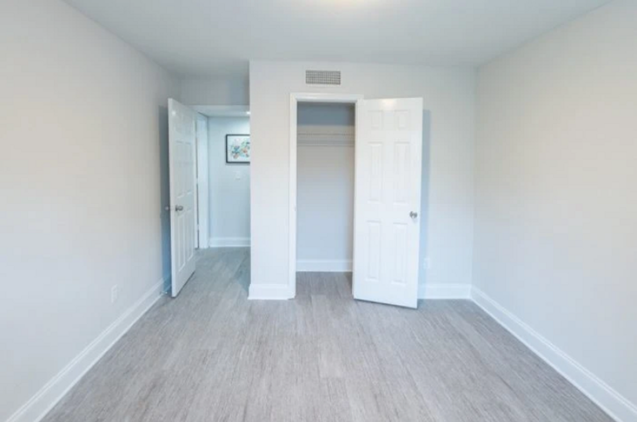 1090 Hollywood RD - Photo 5 of 18