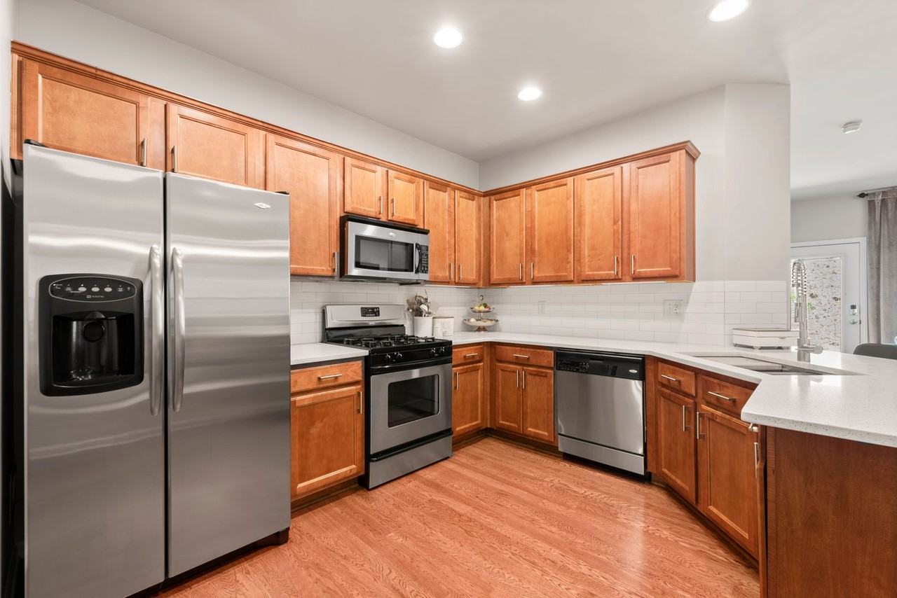 1673 Caswell Pkwy - Photo 2 of 34
