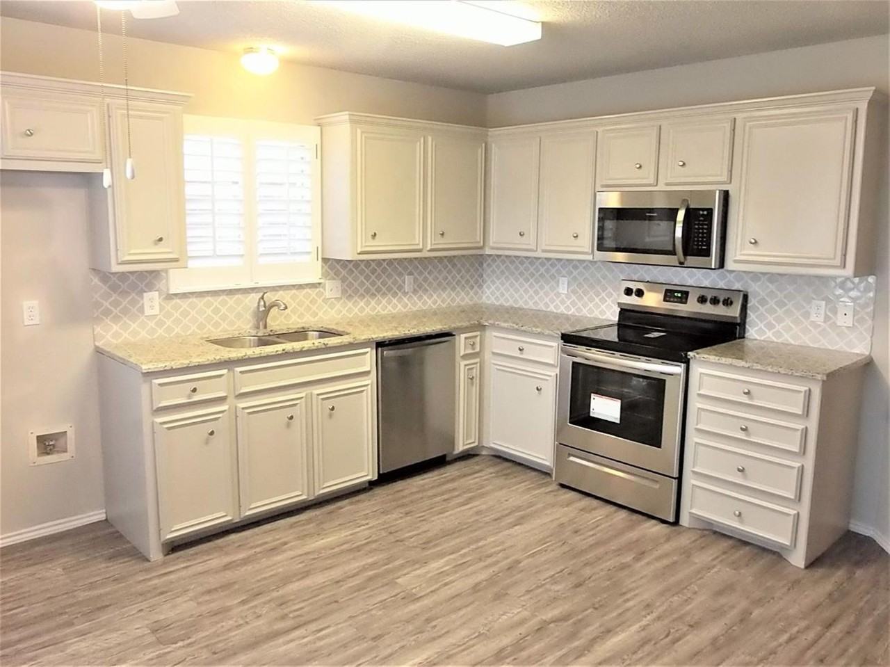 3005 86th St - Photo 2 of 11