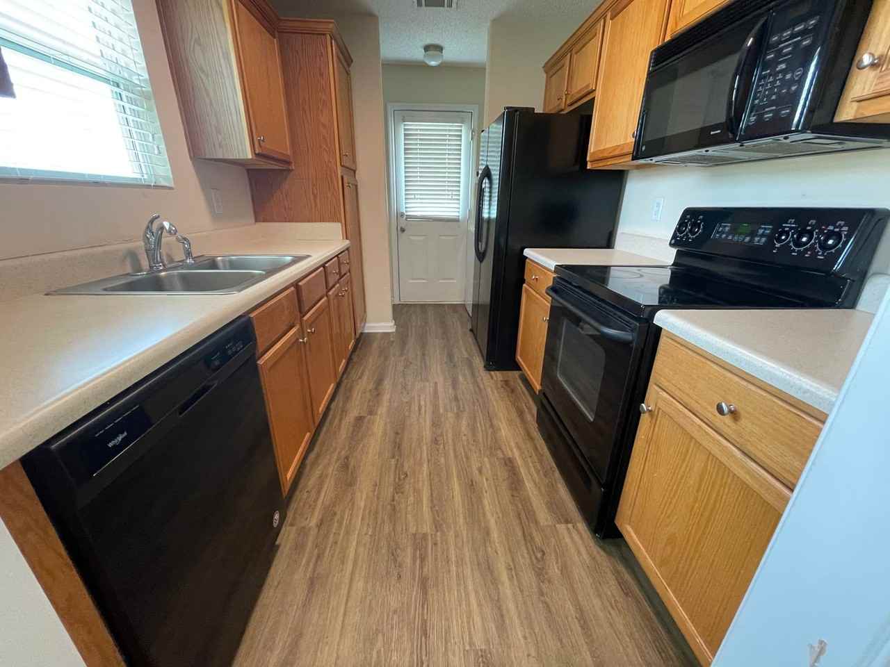 325 Bridgewater Cir - Photo 3 of 16