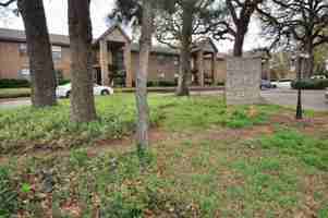 featured image of 511 W Oak St