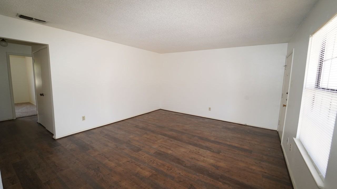 511 W Oak St - Photo 3 of 13