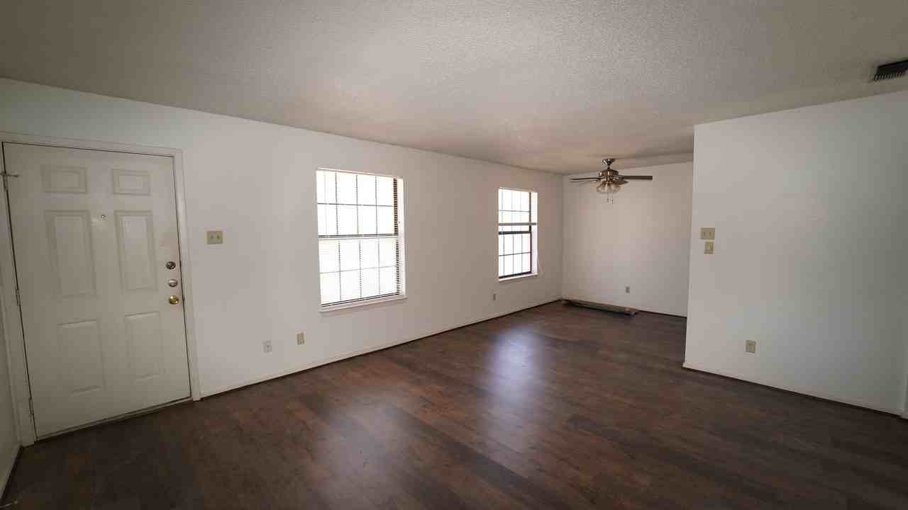 511 W Oak St - Photo 4 of 13