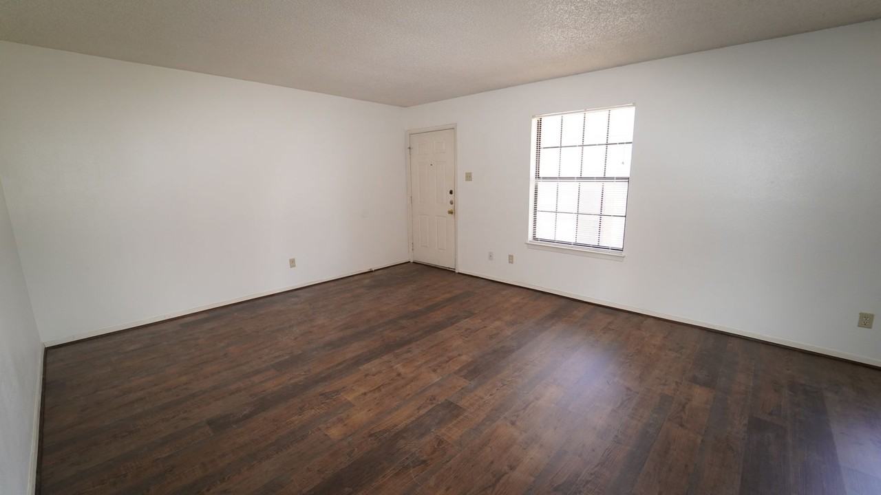 511 W Oak St - Photo 5 of 13
