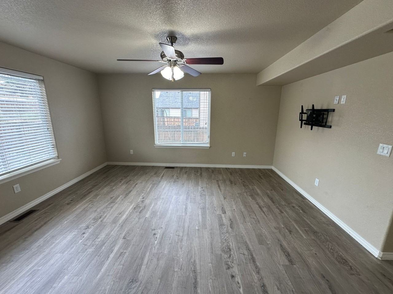 8043 Pinfeather Dr - Photo 3 of 16