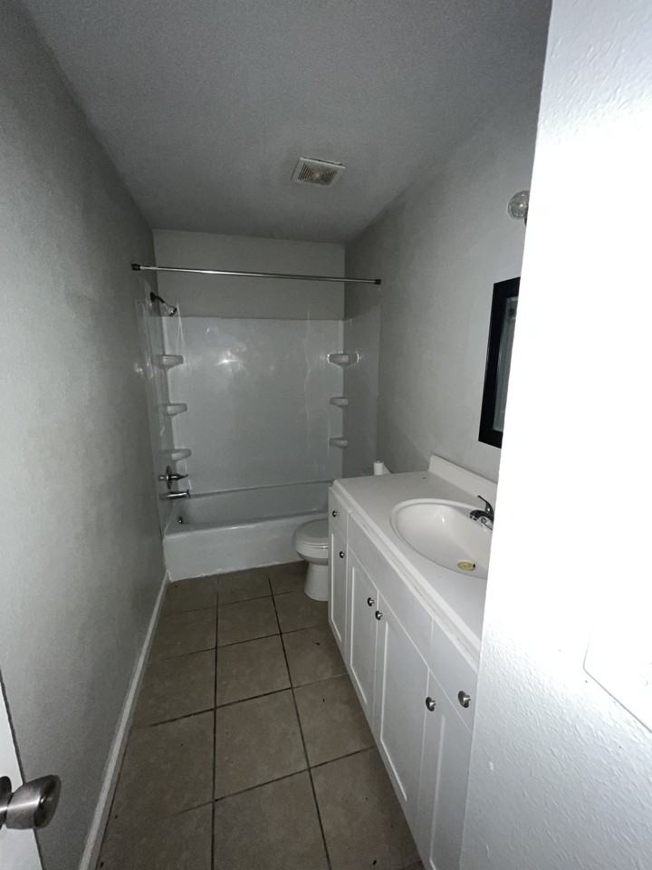 6411 S Newport Ave #D - Photo 2 of 6