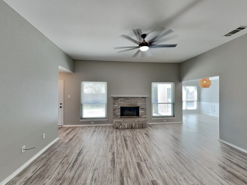 516 E Oak St - Photo 2 of 18