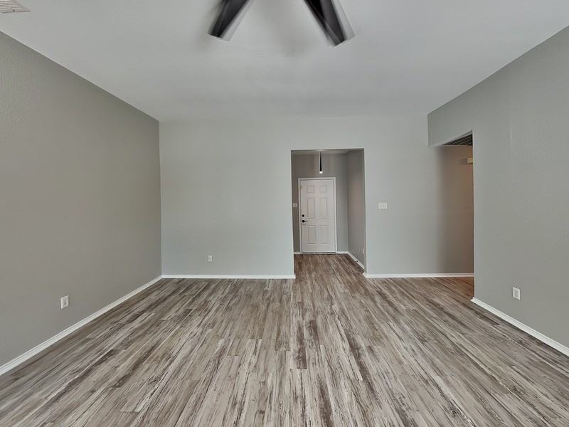 516 E Oak St - Photo 4 of 18