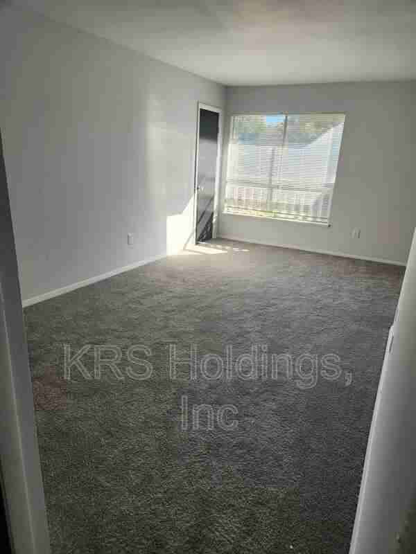 1215 Nelson St #D - Photo 3 of 24