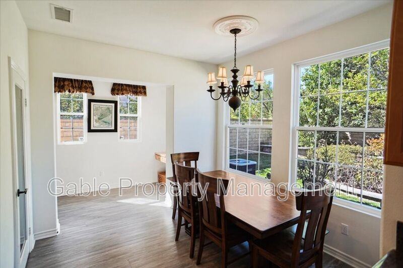 26155 Lone Rock Ct - Photo 4 of 31