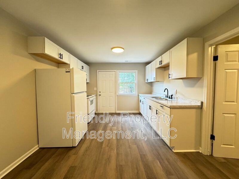 1050 File St - Photo 2 of 11