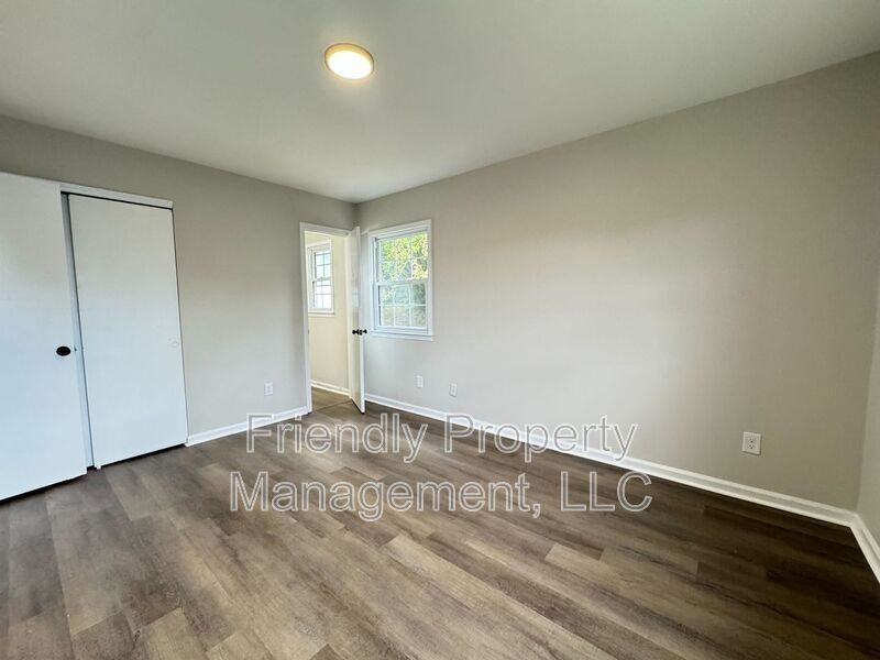 1050 File St - Photo 7 of 11