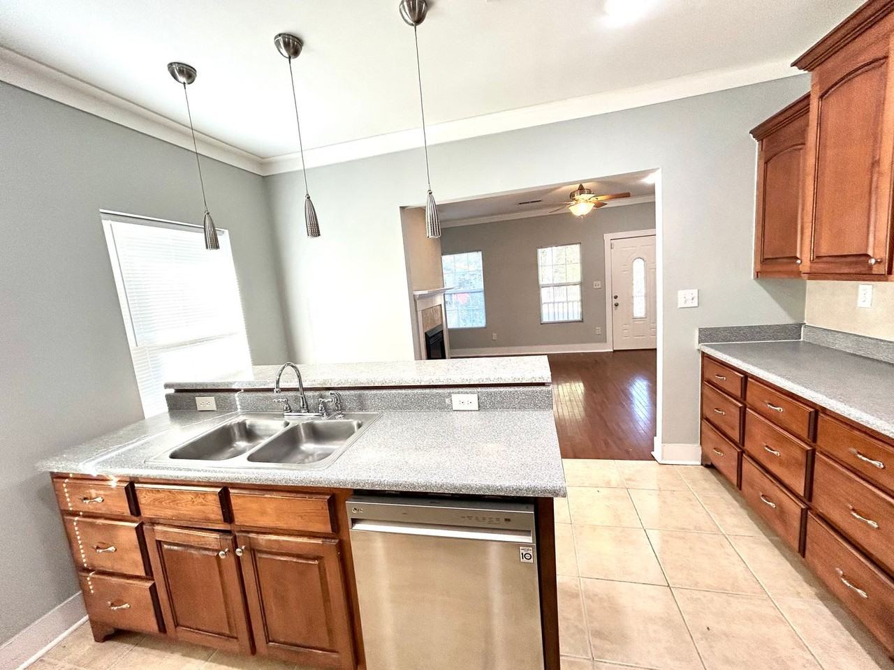1020 Hill St Se - Photo 3 of 16