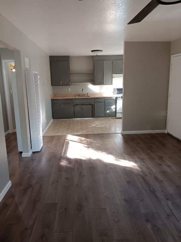 2423 Mariposa Ave - Photo 3 of 10