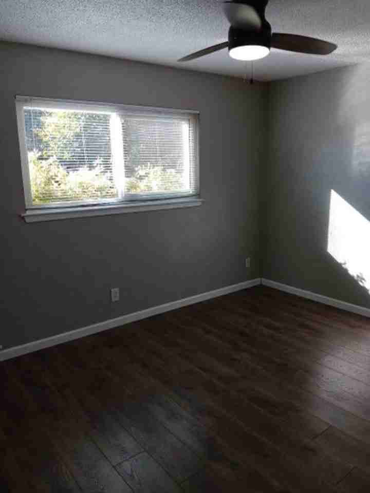2423 Mariposa Ave - Photo 7 of 10