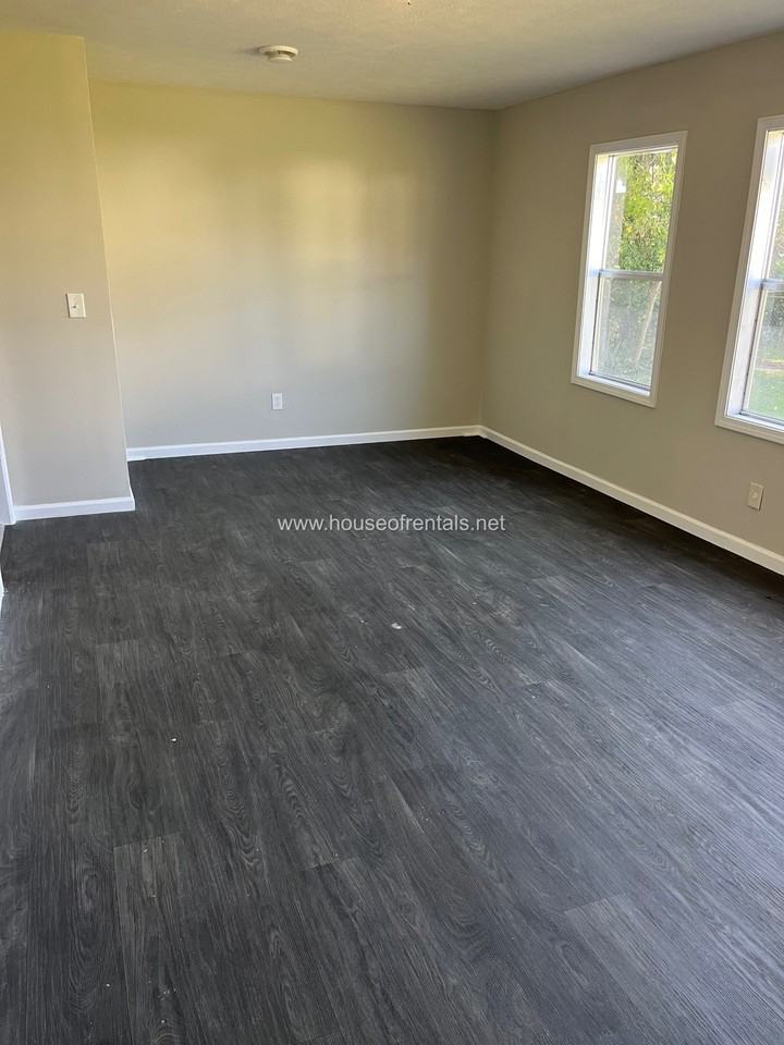 2 Court D - Photo 3 of 7