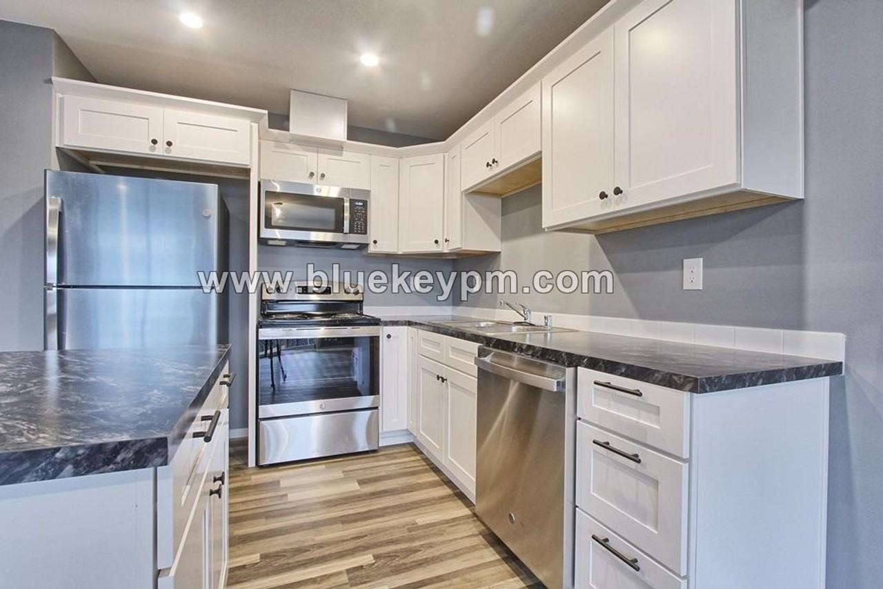 318 E 7th St - Photo 4 of 12