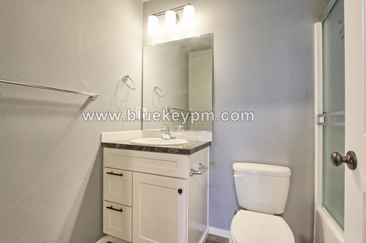 318 E 7th St - Photo 6 of 12