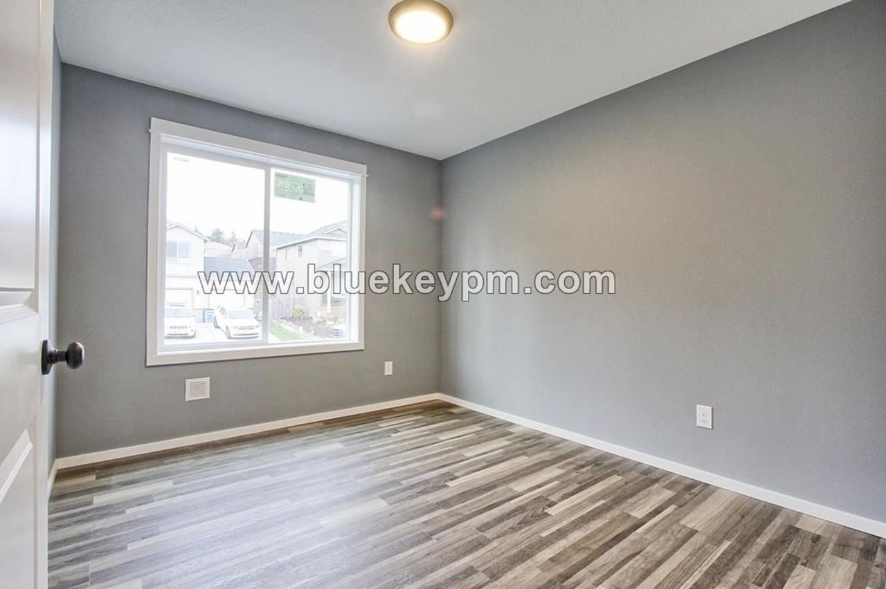 318 E 7th St - Photo 7 of 12