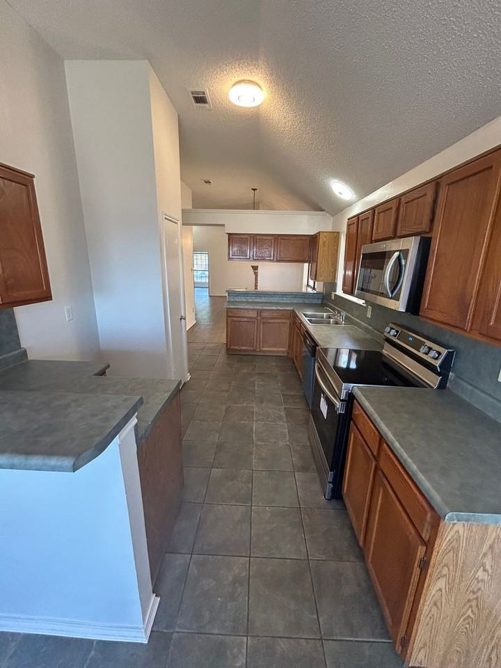 1728 Liberty Ln - Photo 4 of 16