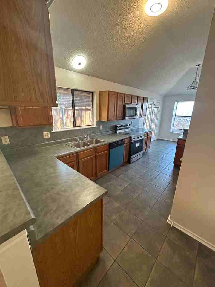 1728 Liberty Ln - Photo 5 of 16