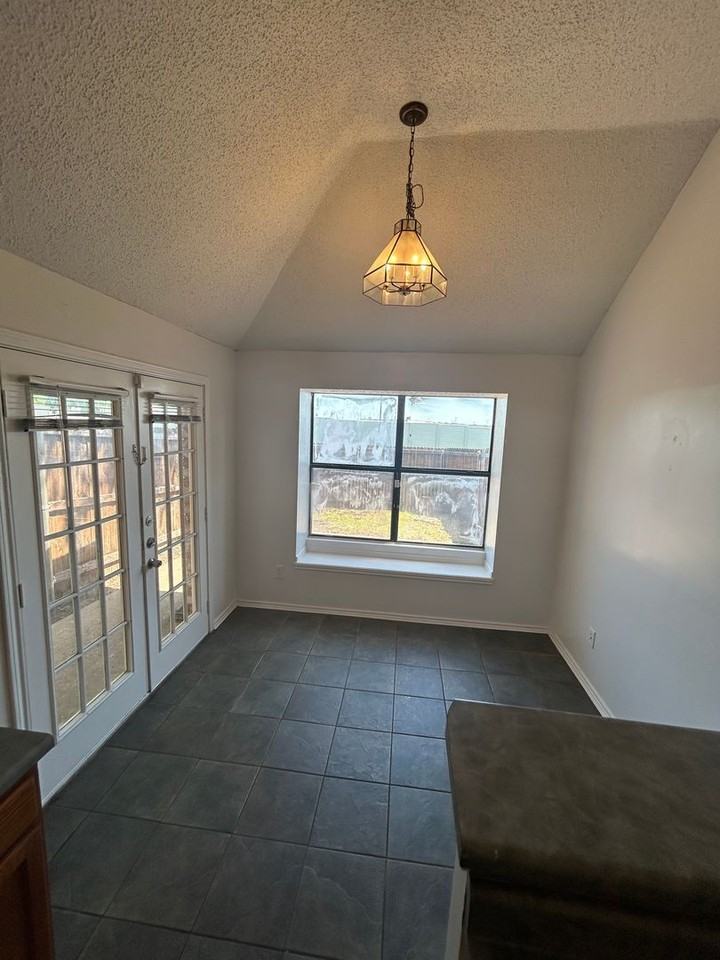 1728 Liberty Ln - Photo 6 of 16