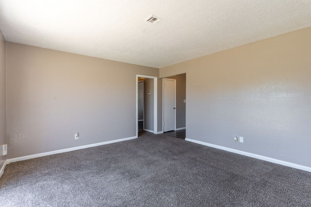 1212 N Janeway Ave - Photo 5 of 26